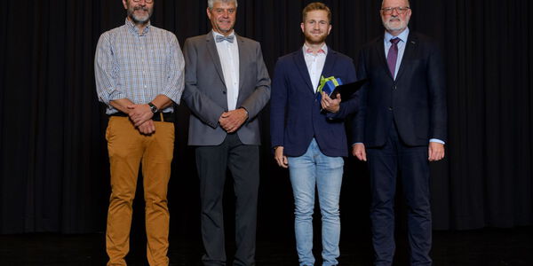 Valentin Dieterle (2.v.rechts) erhält seine Auszeichnung von Regierungsvizepräsident Klemens Ficht (rechts) sowie von den Vertretern des Verbandes Ingo Schwehr (links) und Hannes Thieringer (2.v.li.)